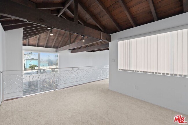 Building Photo - 122 Buccaneer St