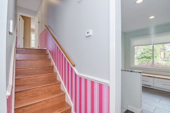 Building Photo - Great Location 4 Bedroom