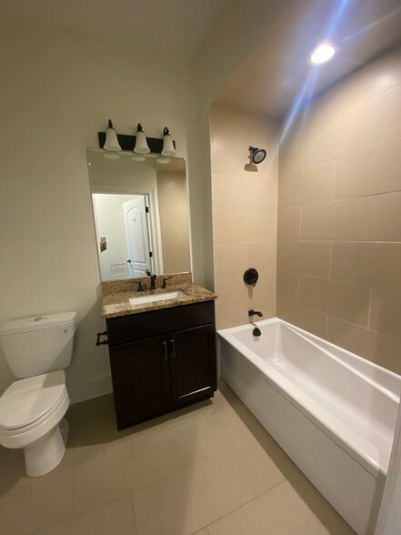 Building Photo - 2500 Green Bay Rd