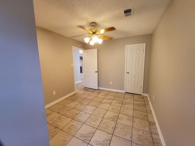 Building Photo - 4582 Summer Creek N