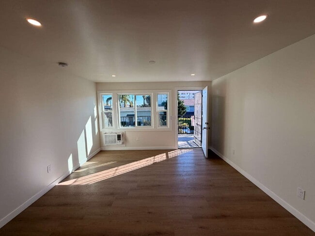 Building Photo - Modern Open Concept1 Bed + 1 Bath Upstairs Unit + In-Unit Laundry + AC