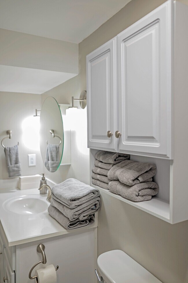 Building Photo - 413 SE Lana Ct