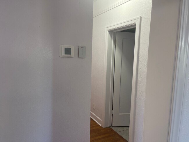 Building Photo - Cozy 2 bedroom bungalow home near UOP