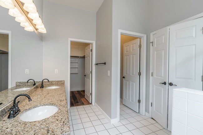 Building Photo - Fabulous & Spacious 4 Bedroom home in Har-Ber Meadows w/bonus room!