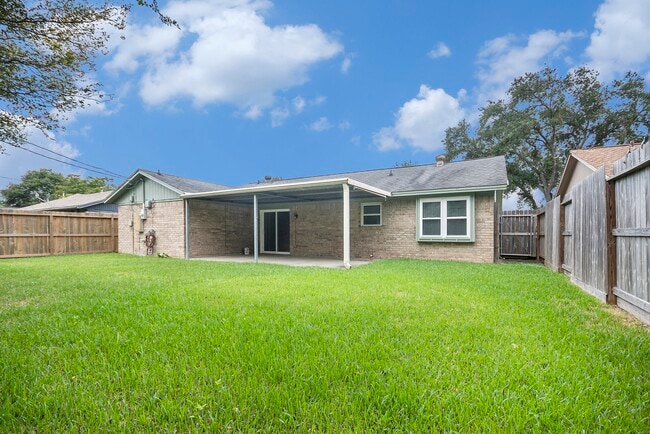 Building Photo - 2801 Westbury Ln