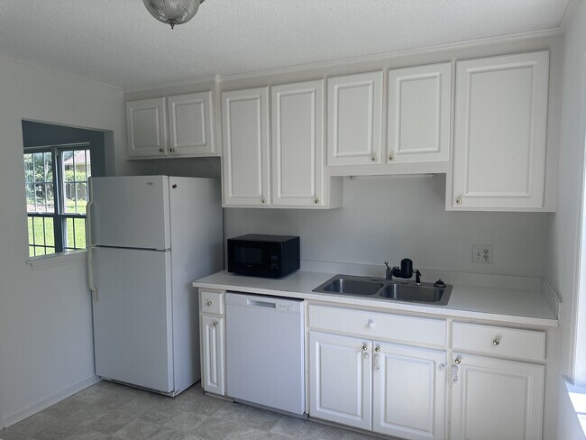 Building Photo - 118 Henley Pl