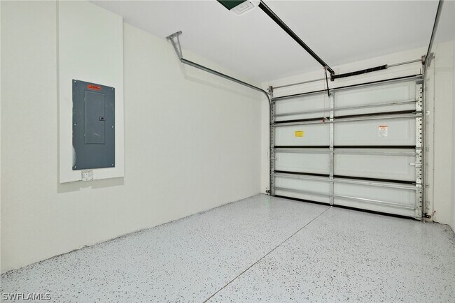 Building Photo - 1108 Eauclaire St E