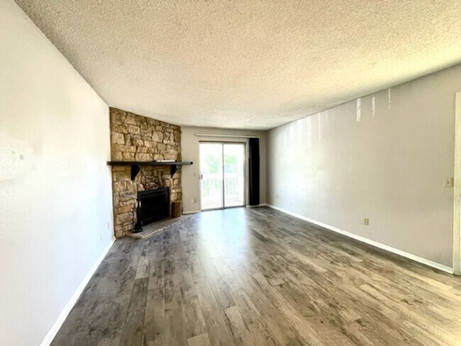 Building Photo - 2-Bedroom in Woodside Condos