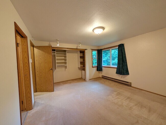 Building Photo - Unfurnished, 3Bd/1.5Ba Dgl Townhome, Long ...