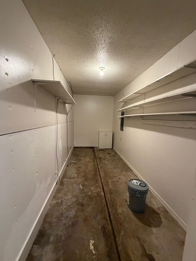 Building Photo - Large home ready for tenant....