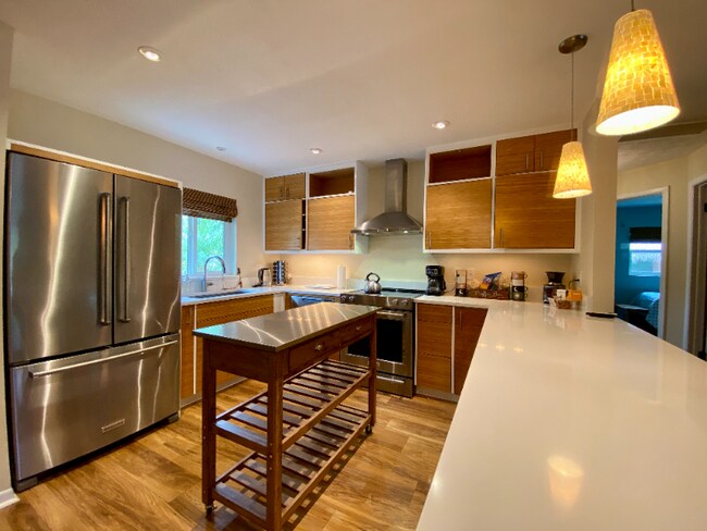Building Photo - 4300 Beach Dr SE