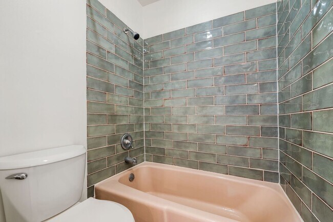 Building Photo - Inviting Studio in the Heart of Downtown S...