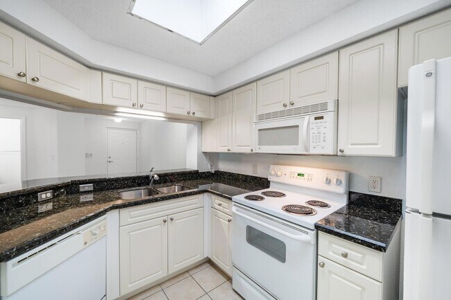 Building Photo - 3020 Alcazar Pl