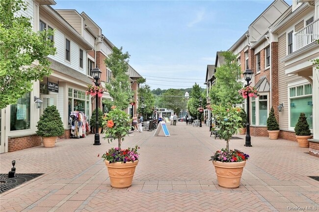 Building Photo - 162 Bedford Rd