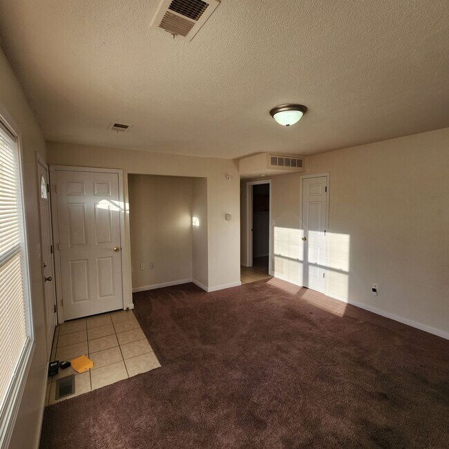Building Photo - 2 Bedroom, 1 Bathroom Duplex Unit in Indep...