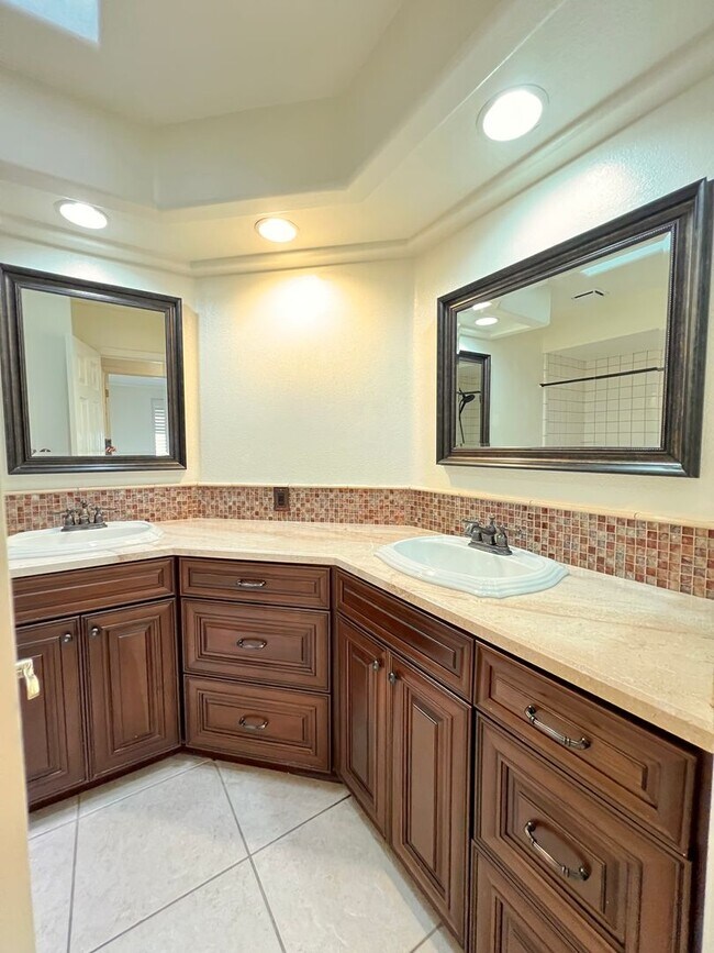 Building Photo - SOUTHWEST BAKERSFIELD