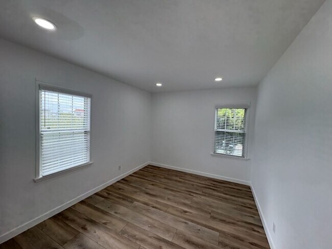 Interior Photo - 1802 Ocean Park Blvd