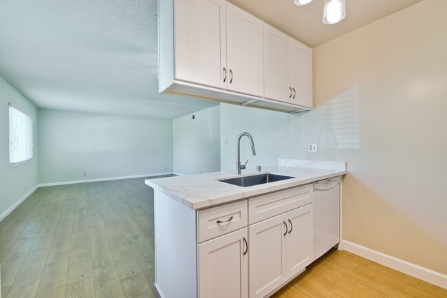 Building Photo - 2 Bedroom Condo Style Unit in South San Jo...