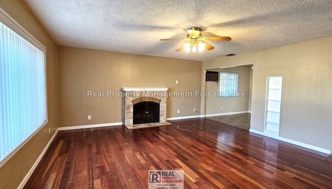 Building Photo - 3BR / 1.5BA Duplex – Water, Sewer, Trash & Gardener Included – Pet Friendly
