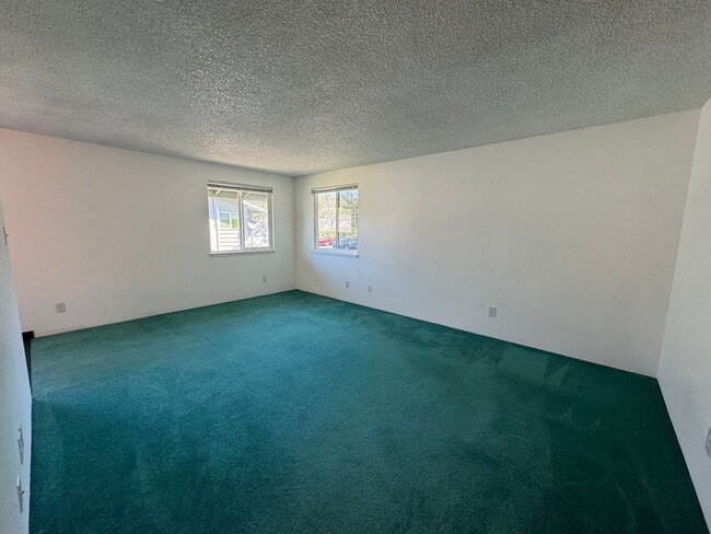 Building Photo - 2 Bedroom Upstairs apartment For Rent Loca...