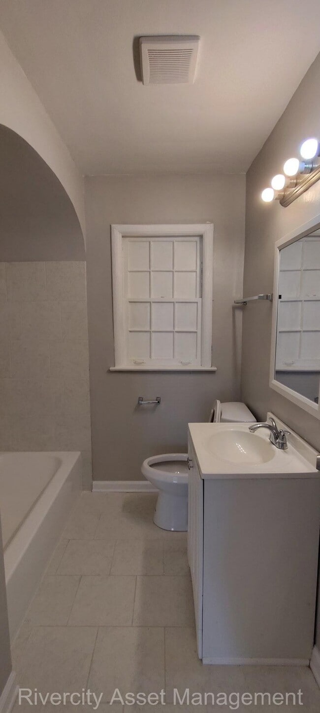 Building Photo - 2386 Larose Ave