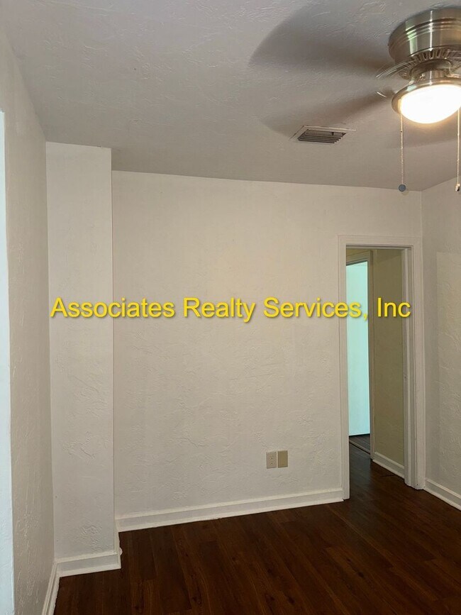 Building Photo - 7 Blocks to Campus! 3 Bed, 2 Bath with a Fenced Backyard and Large Sunroom