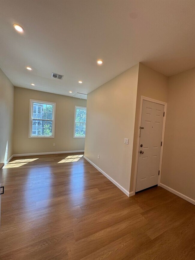 Building Photo - 628 Bramhall Ave