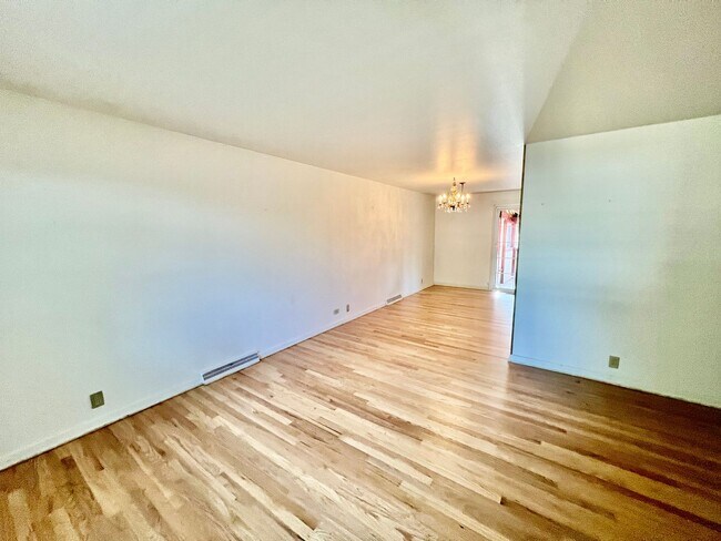 Building Photo - Large Aurora Lynn Knolls Home