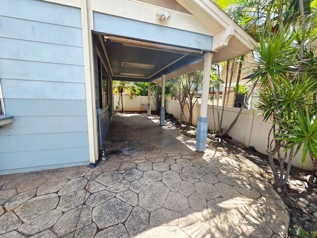 Building Photo - Las Brisas: A 3 bedroom 2.5 bath 2 car garage single family home