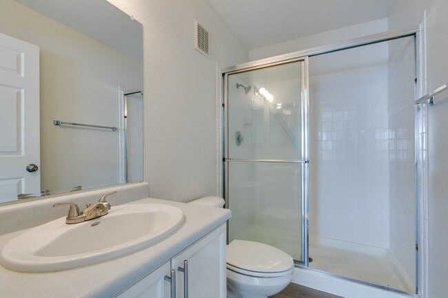 Building Photo - North Summerlin Townhouse with attached garage - 2 master suites