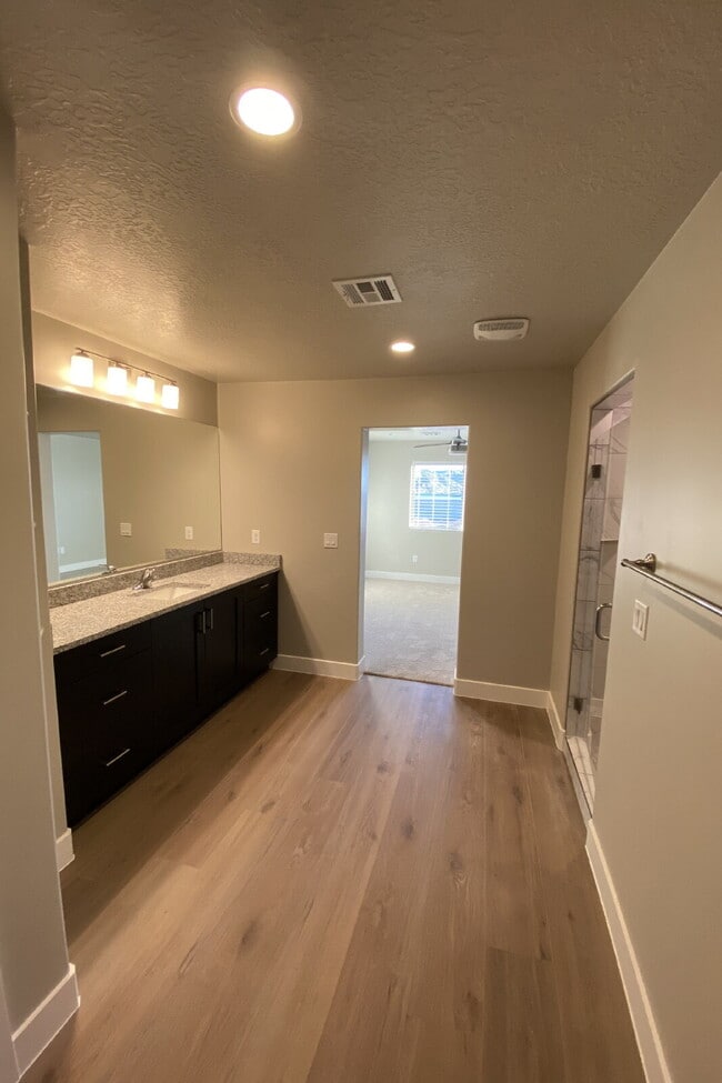 Building Photo - "Spacious 4-Bed Townhouse Oasis with 2.5 Baths in Scenic Hurricane, UT!"