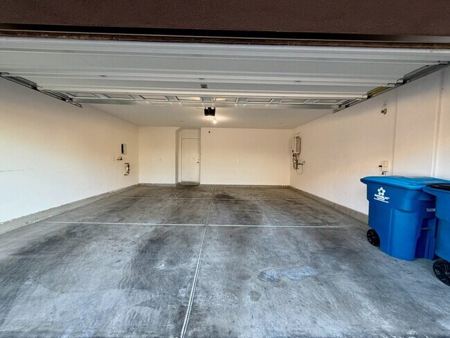 Building Photo - 3 BED 2.5 BATH 2 CAR GARAGE TOWNHOUSE IN CADENCE HENDERSON WITH LOFT