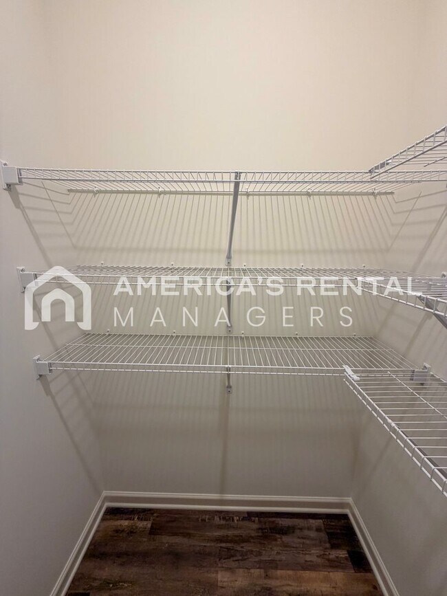 Building Photo - Modern Single Level Living in Doss Ferry - Available NOW!