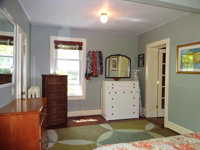 Building Photo - Beautiful Home with Fenced Yard in Rosemont!