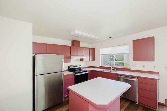Building Photo - Desireable End Unit, Bremerton Triplex - A...