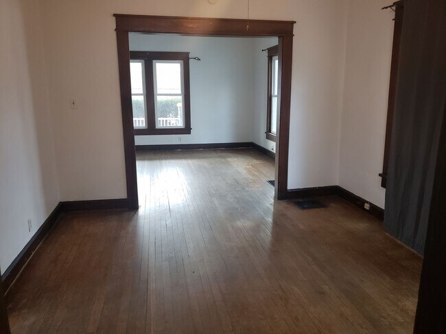 Building Photo - 4 bed/2 bath rental south of campus!