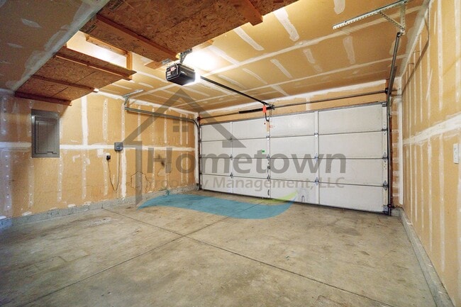 Building Photo - 4 Bedroom 2 Bathroom Home with Attached 2 ...