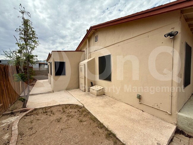 Building Photo - 2760 N Palo Verde Ave