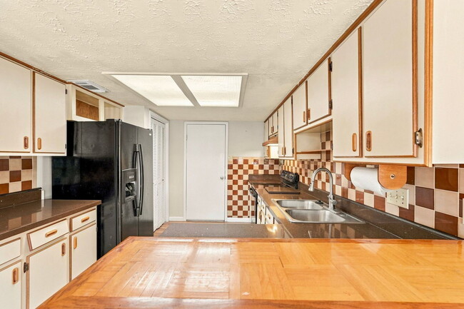 Building Photo - 7623 Kite Hill Dr