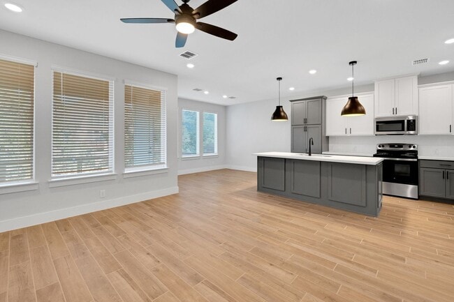 Building Photo - 3 Bedroom 2.5 Bath Townhome!