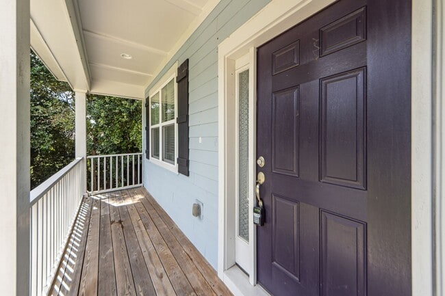 Building Photo - 4 Bedroom 3.5 Bath House in Lawton Park - ...