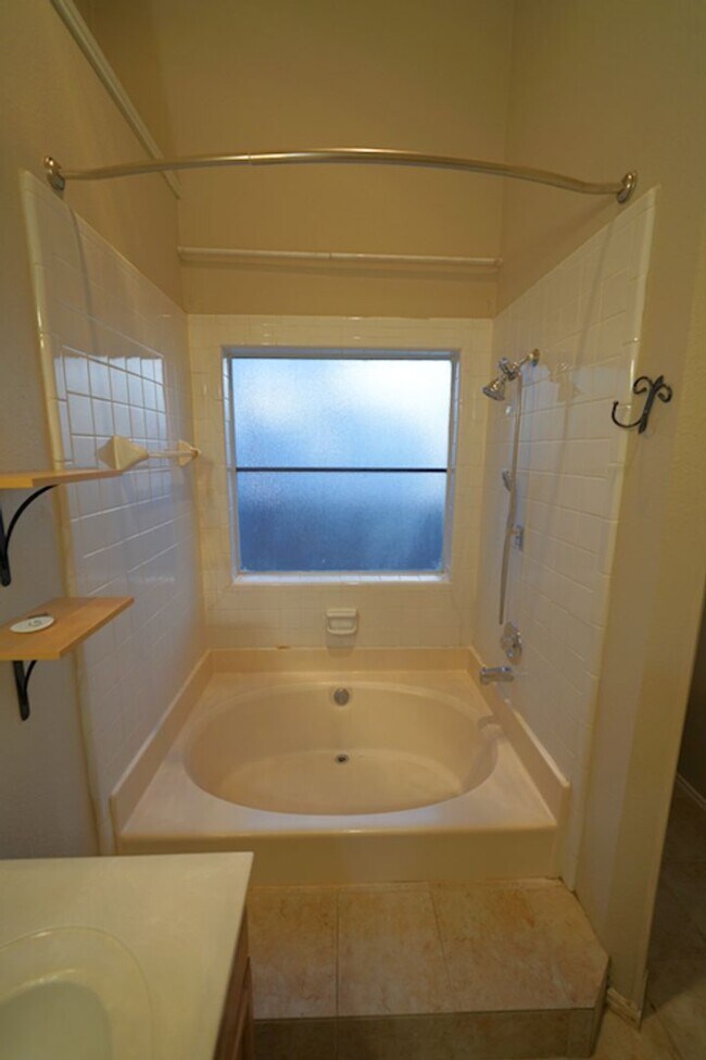 Building Photo - Great Home Near Randolph AFB - Realtor Com...