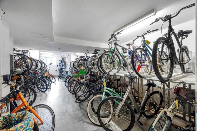 Building Photo - 100 W Broadway