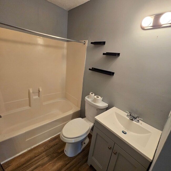 Building Photo - Available NOW— 2 bd/1.5ba townhome near Do...