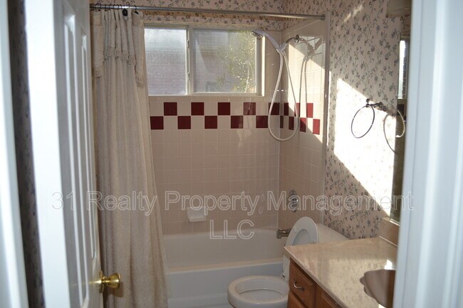 Building Photo - 310 Crestview Dr