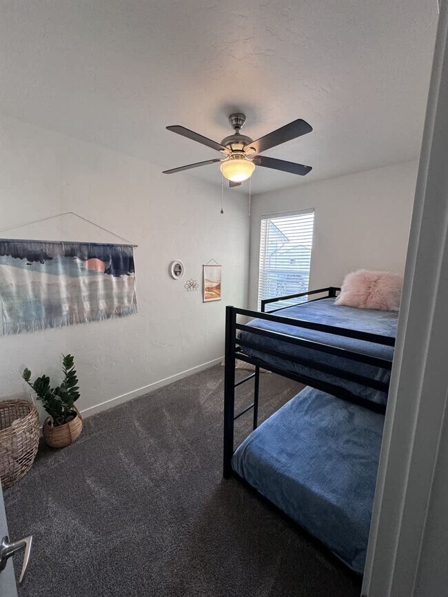 Building Photo - 2092 W Bella Ln