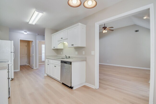 Building Photo - 1215 Pinnacle Dr