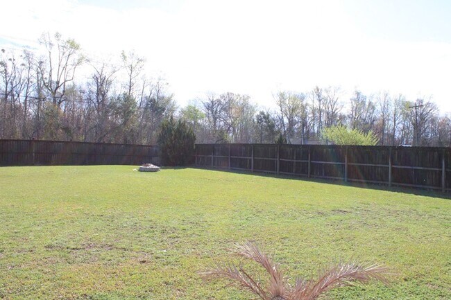 Building Photo - Absolutely Adorable!