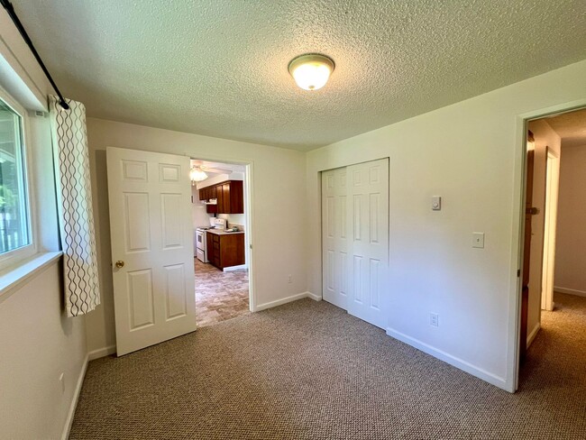 Building Photo - (#738) Duplex Near Squaxin Park - Water/Se...