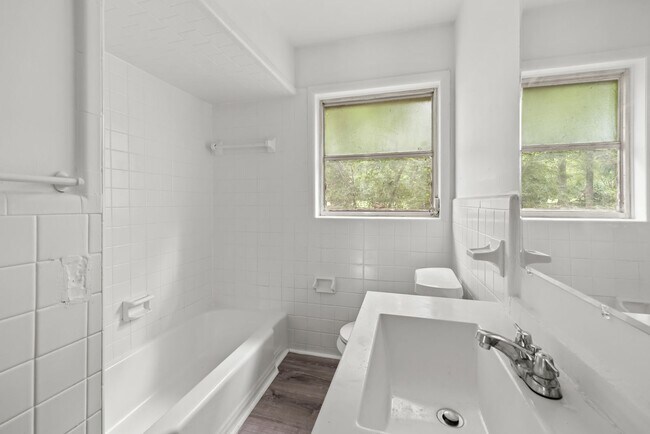 Building Photo - Newly Renovated Center Point Home